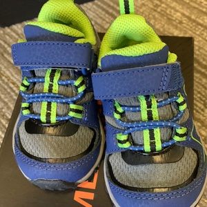 NWT Toddler Merrell Shoes sz 5